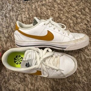 Women’s size 6 Nike Legacy Court Next